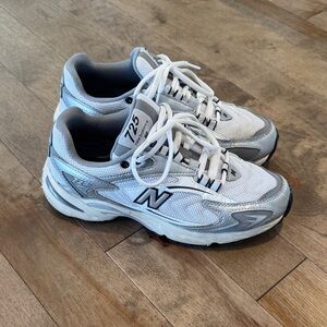 New Balance 725 White and Gray Sneakers